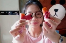娱乐吃瓜酱送口红视频,美妆界的“吃瓜”新潮流